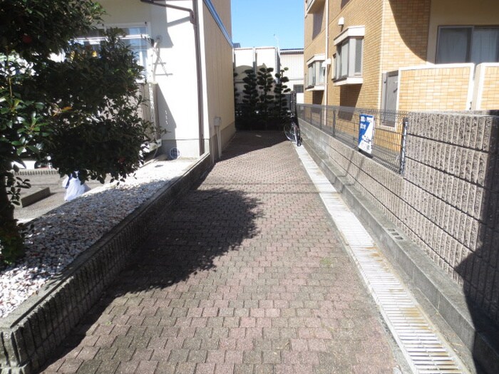 物件外観写真4　(エントランス部分)