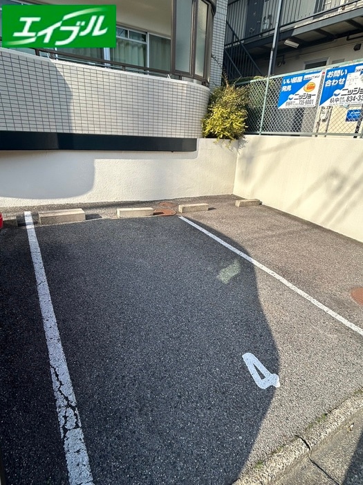 物件外観写真4　(駐車場)