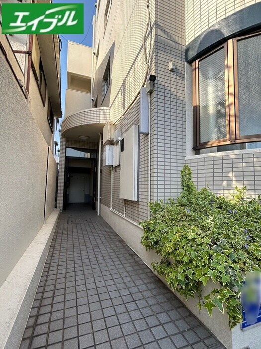 物件外観写真6　(エントランス部分)