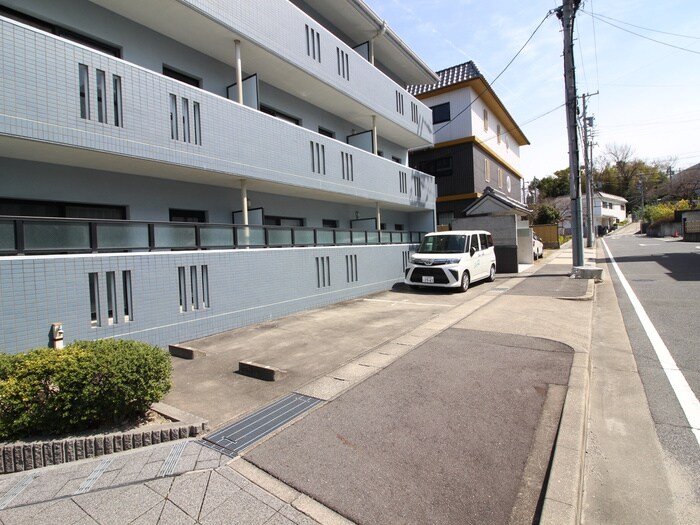 物件外観写真3　(駐車場)