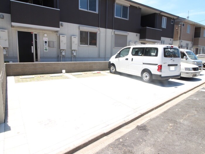 物件外観写真4　(駐車場)