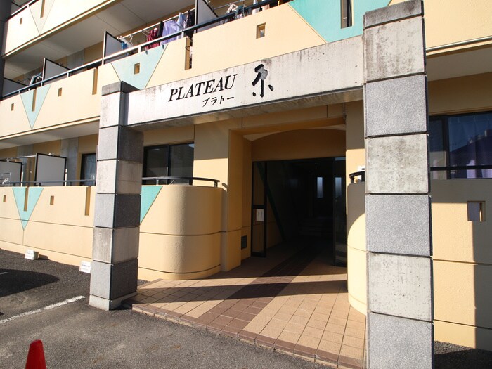 物件外観写真6　(エントランス部分)