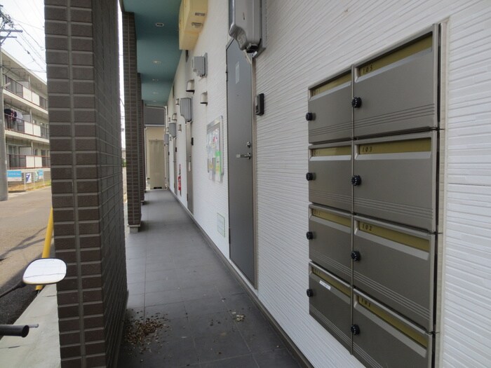 物件外観写真4　(エントランス部分)