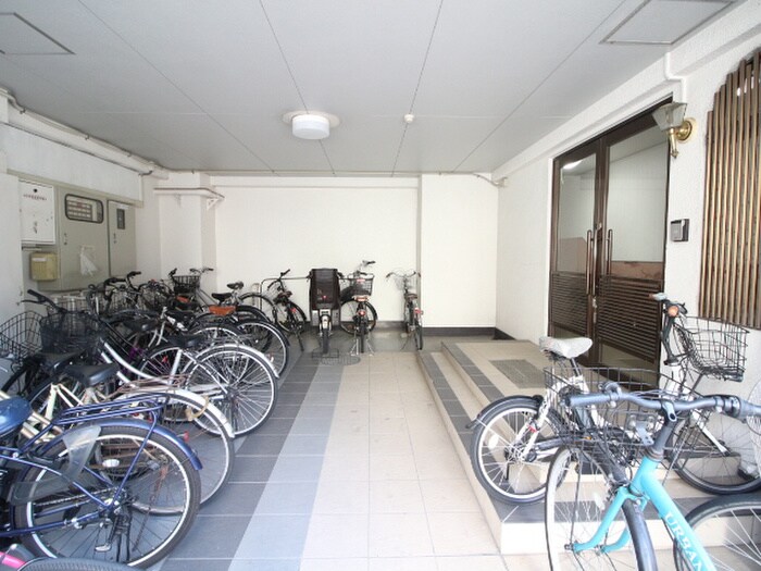 物件外観写真4　(駐輪場)