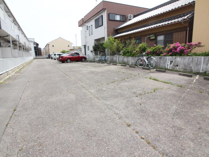 物件外観写真3　(駐車場)