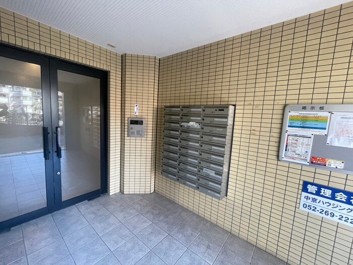 物件外観写真6　(エントランス部分)