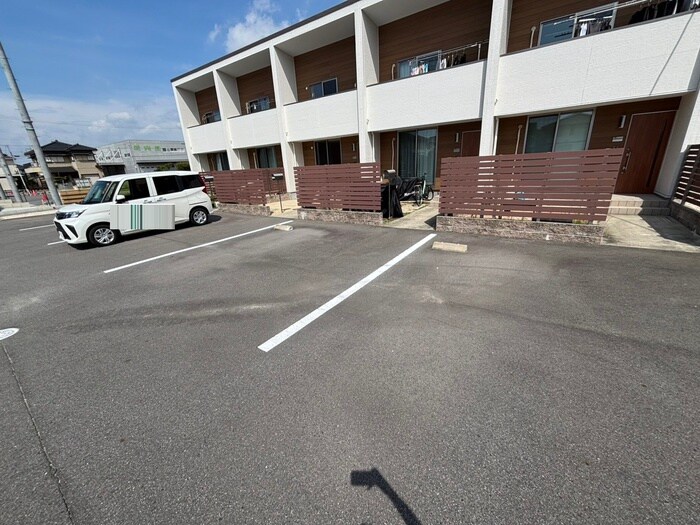 物件外観写真4　(駐車場)