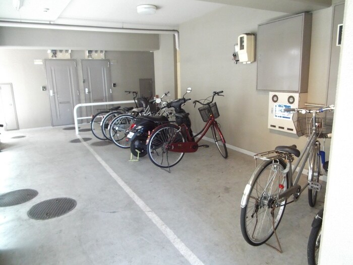 物件外観写真4　(駐輪場)
