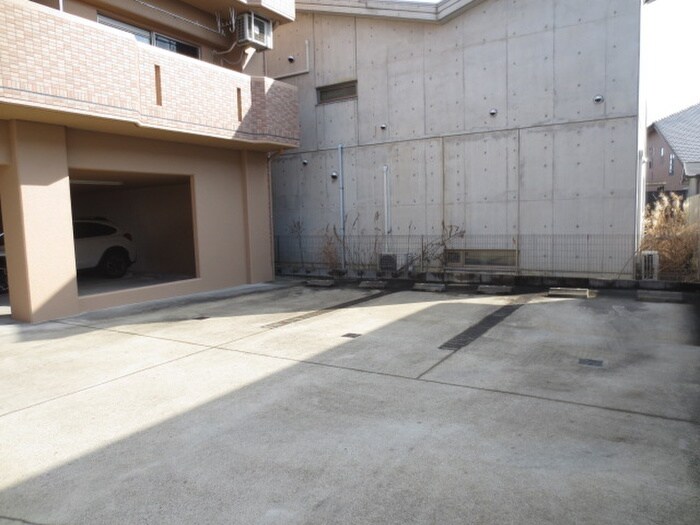 物件外観写真6　(駐車場)
