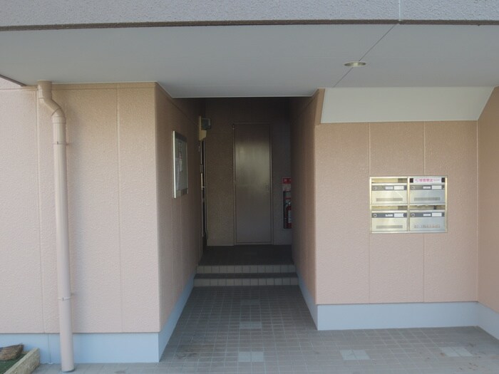 物件外観写真4　(エントランス部分)