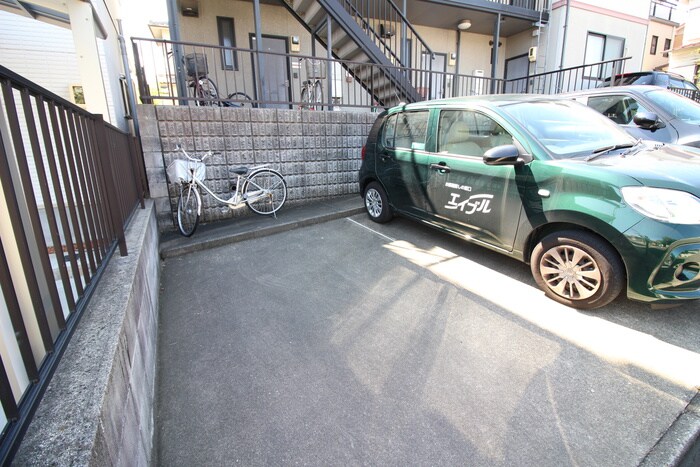 物件外観写真4　(駐車場)