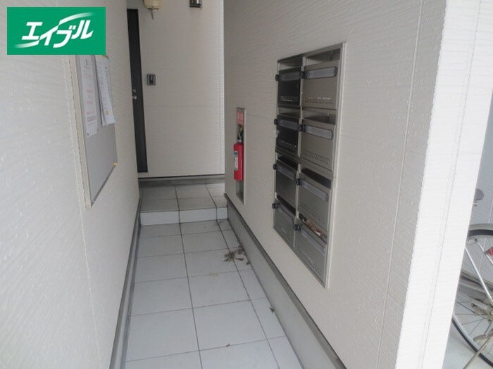 物件外観写真2　(エントランス部分)