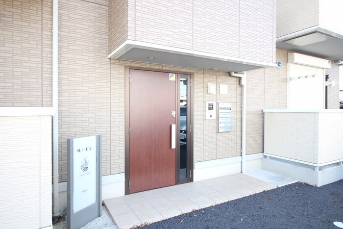 物件外観写真2　(エントランス部分)
