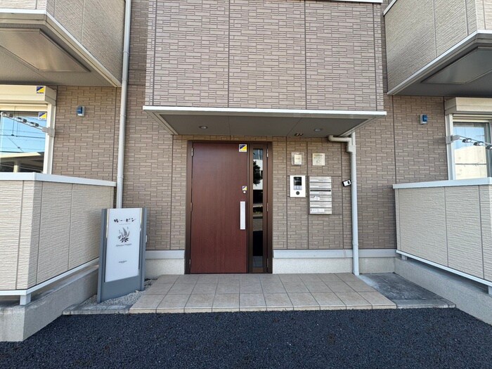 物件外観写真6　(エントランス部分)