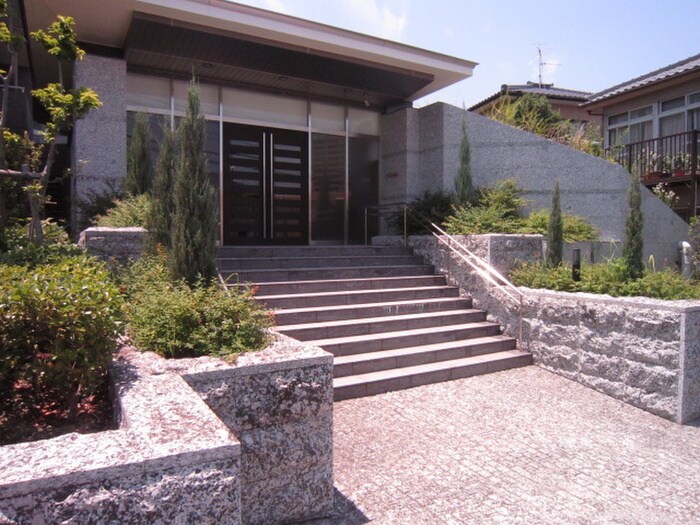 物件外観写真3　(エントランス部分)