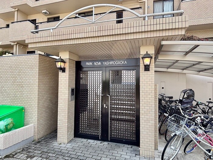 物件外観写真2　(エントランス部分)