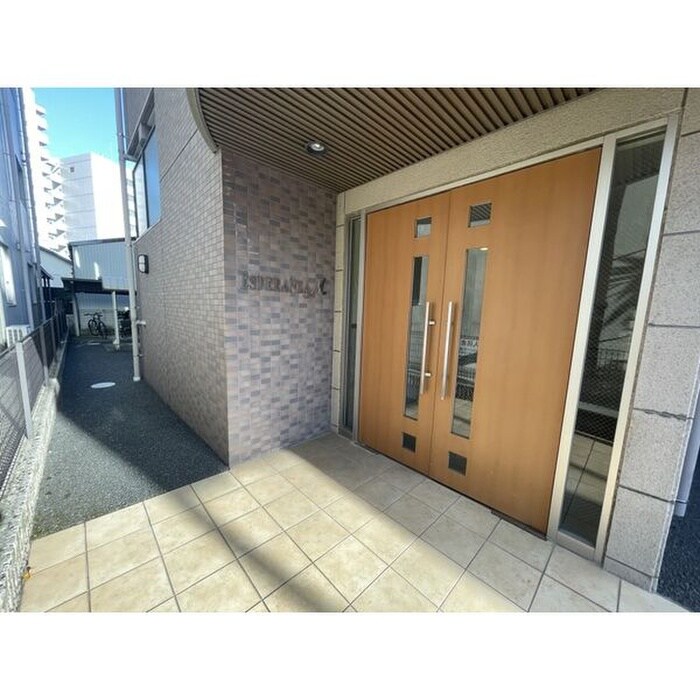 物件外観写真2　(エントランス部分)