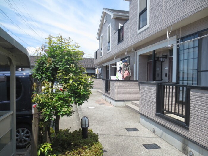 物件外観写真2　(エントランス部分)