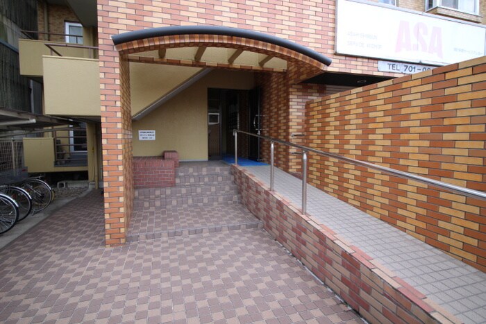 物件外観写真3　(エントランス部分)