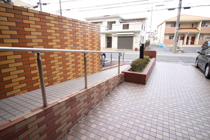 物件外観写真4　(エントランス部分)