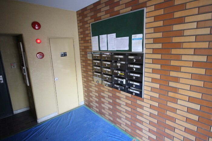 物件外観写真6　(エントランス部分)