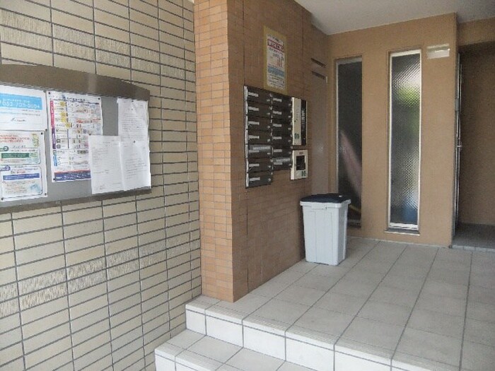 物件外観写真3　(エントランス部分)