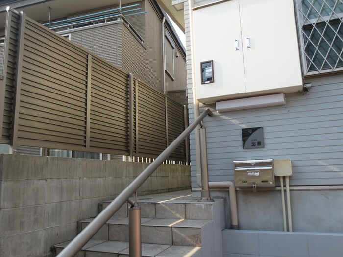 物件外観写真2　(エントランス部分)