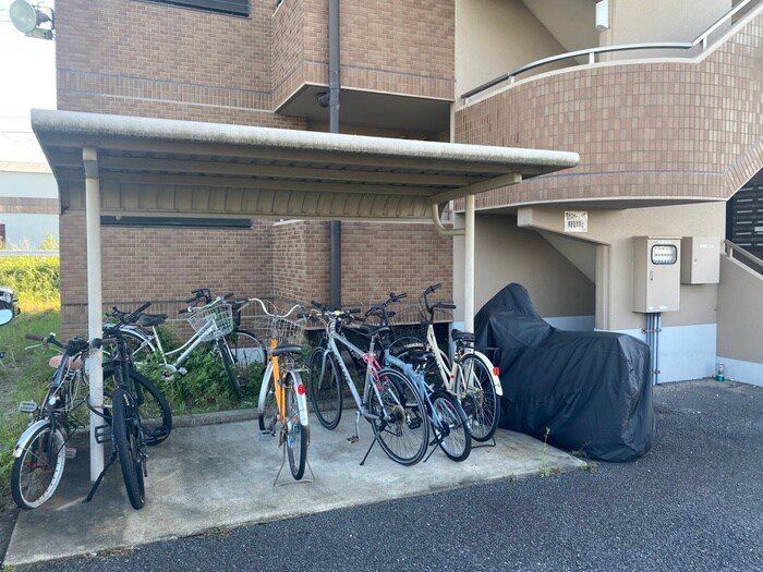物件外観写真4　(駐輪場)