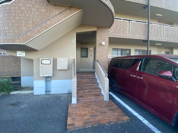 物件外観写真6　(エントランス部分)