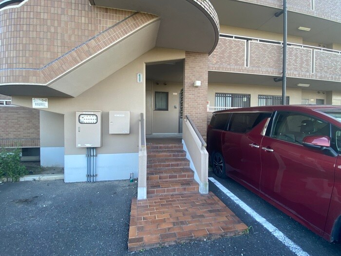 物件外観写真6　(エントランス部分)