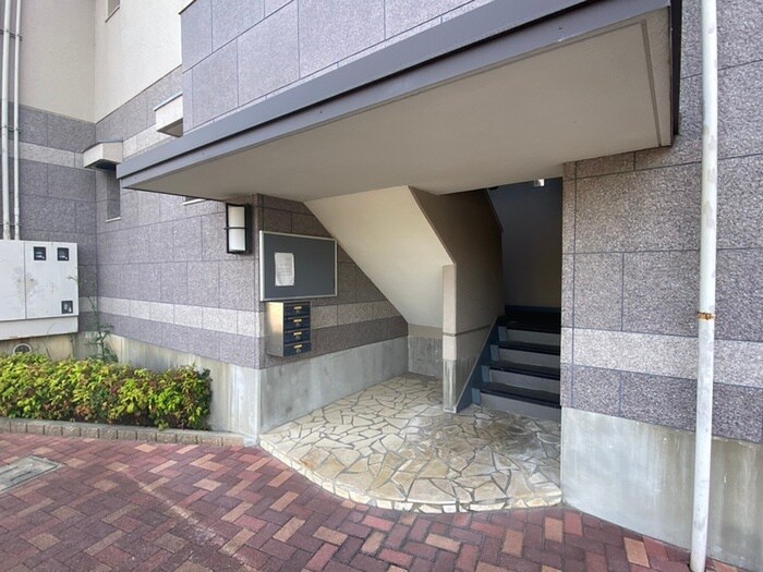 物件外観写真3　(エントランス部分)