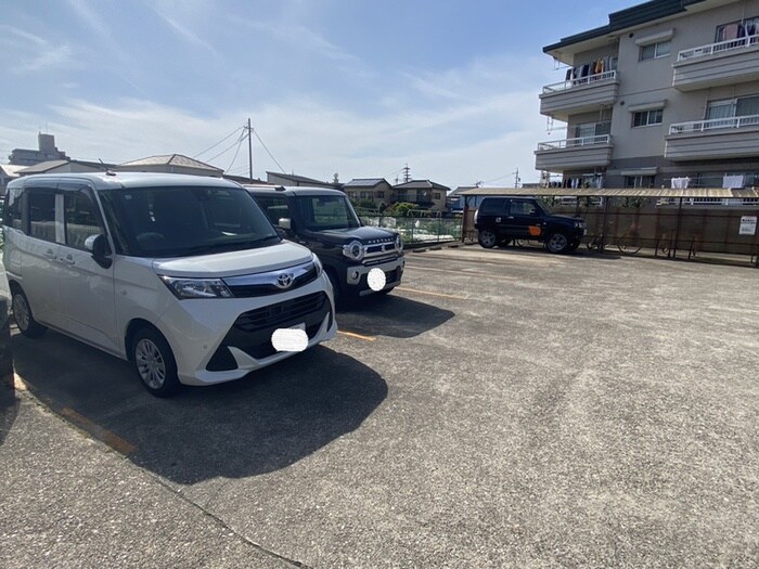 物件外観写真4　(駐車場)