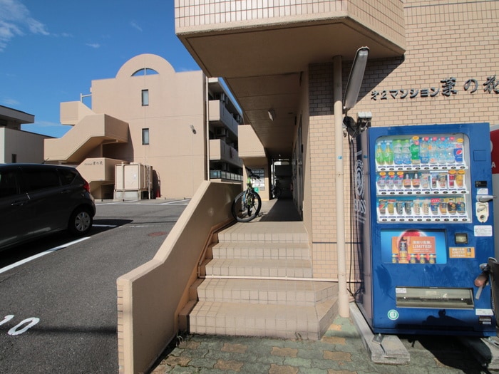 物件外観写真2　(エントランス部分)