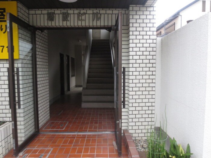 物件外観写真3　(エントランス部分)