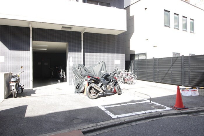 物件外観写真6　(バイク置き場)