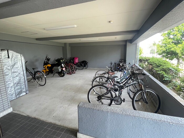 物件外観写真3　(駐輪場)