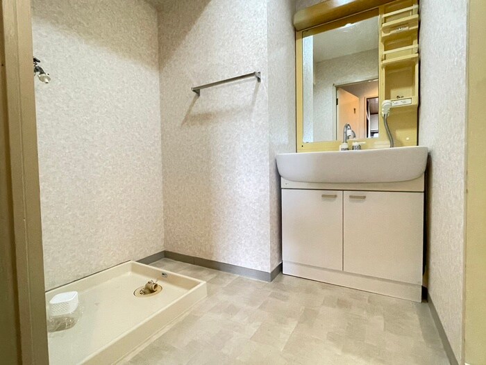 物件内観写真12　(洗濯機置場)