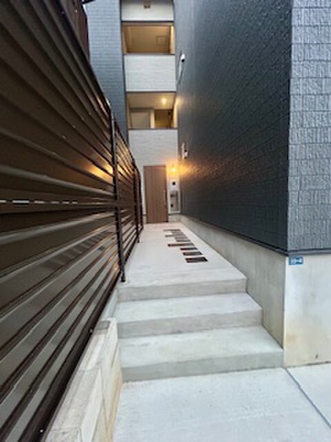 物件外観写真3　(エントランス部分)