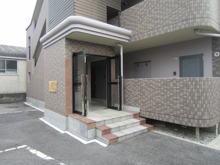物件外観写真4　(エントランス部分)