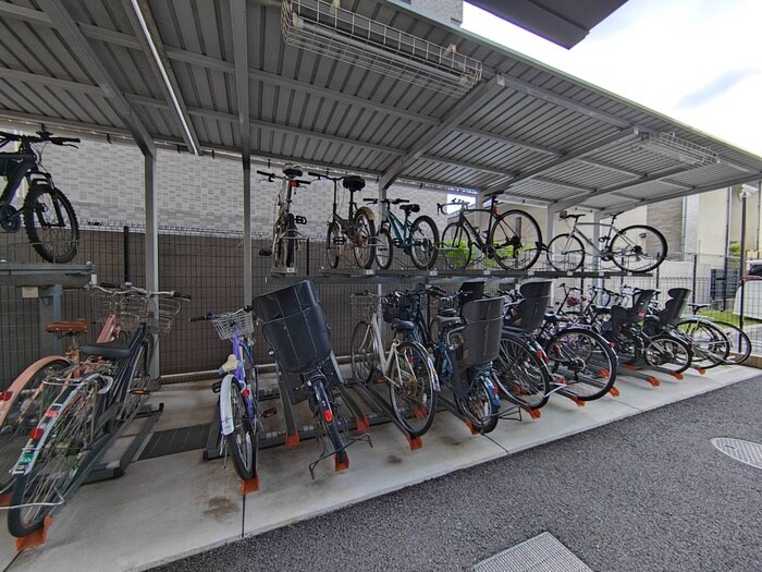 物件外観写真4　(駐輪場)