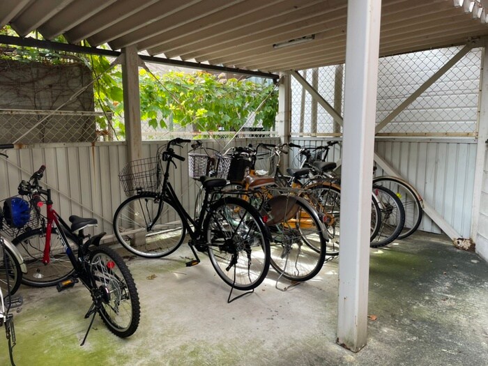 物件外観写真4　(駐輪場)