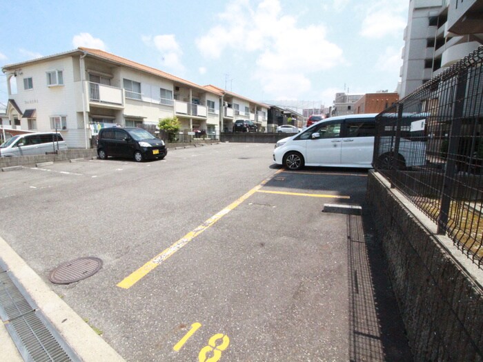 物件外観写真3　(駐車場)