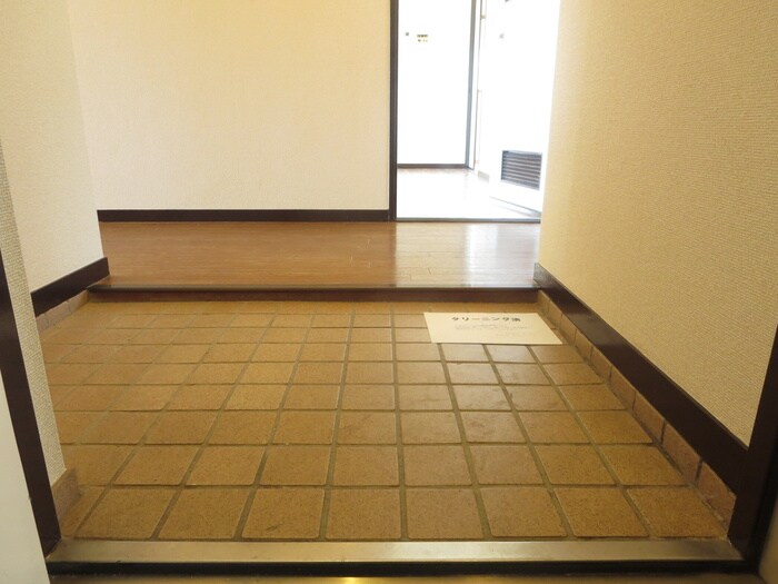 物件内観写真16　(玄関)