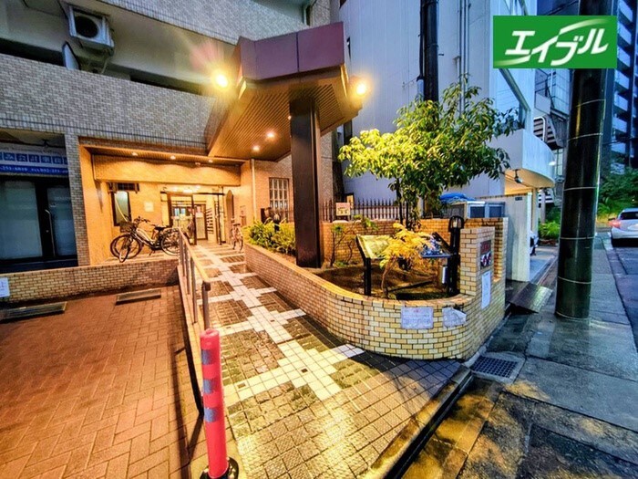 物件外観写真2　(エントランス部分)