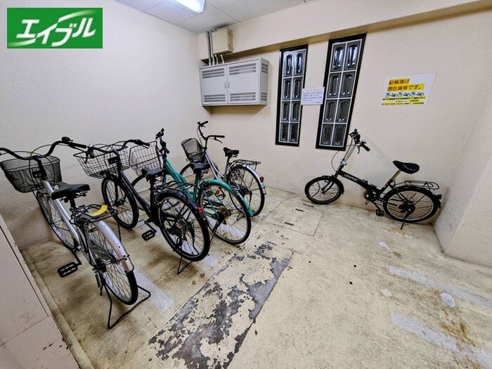 物件外観写真3　(駐輪場)