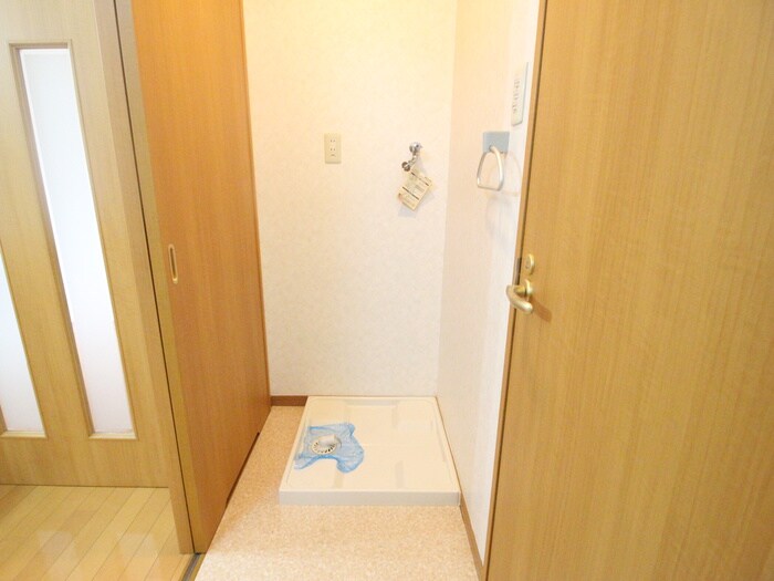 物件内観写真16　(洗濯機置場)