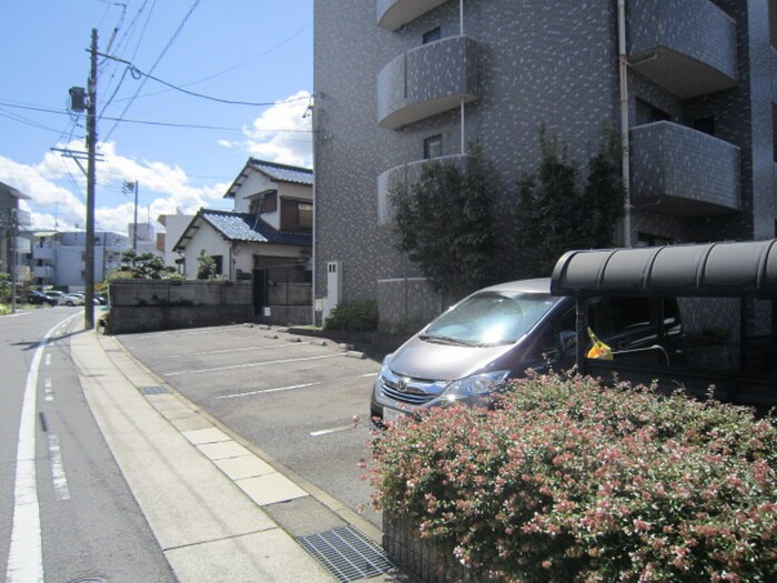 物件外観写真6　(駐車場)