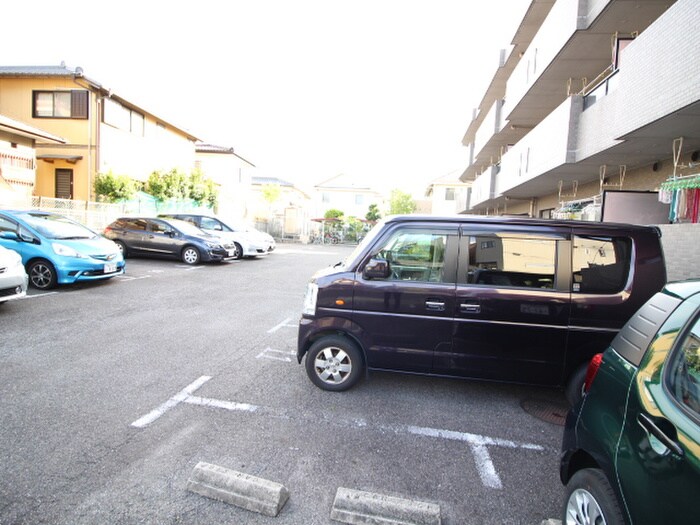 物件外観写真4　(駐車場)