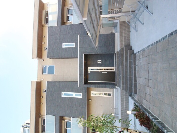 物件外観写真2　(エントランス部分)