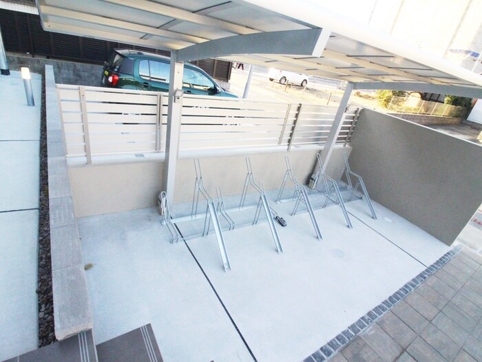 物件外観写真4　(駐輪場)